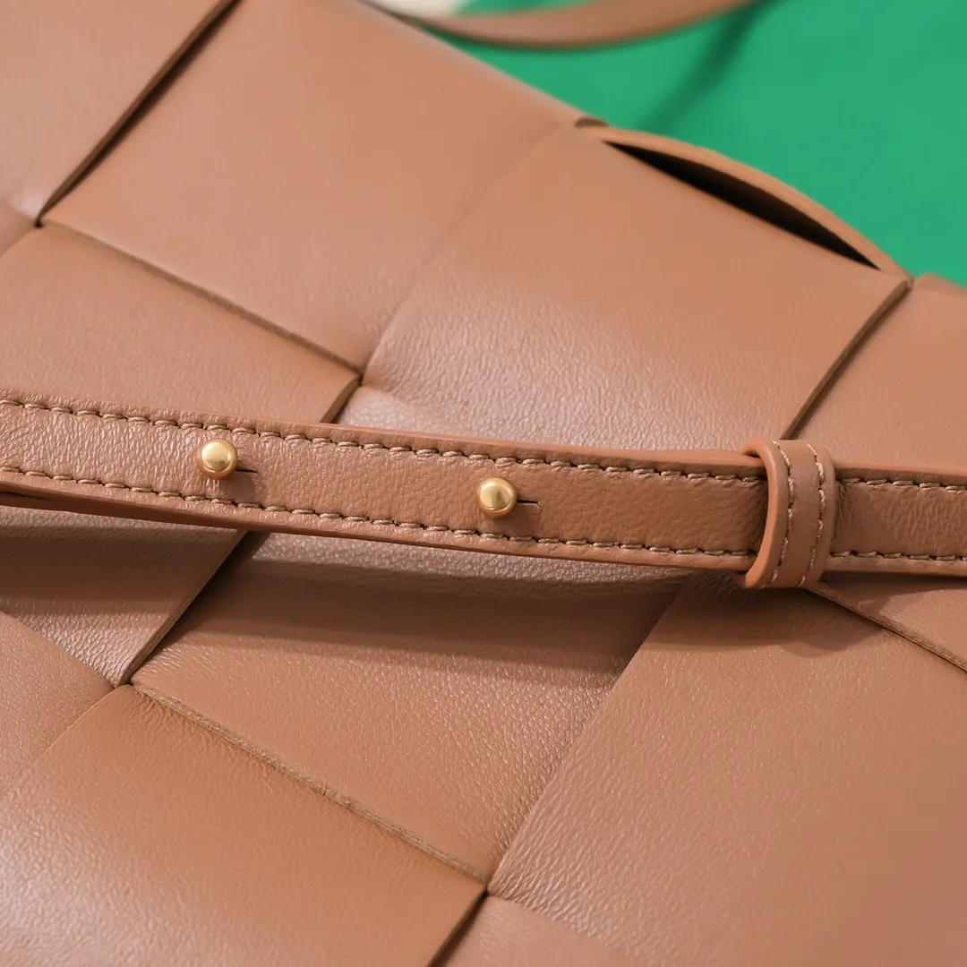 Batch 1460 New 🔻 Mini Intreccio woven leather tote bag with removable shoulder strap • One internal zip pocket • Magnetic closure • Lining: Composite sheepskin • Accessories: Gold finish • Height: 22 cm • Width: 16.5 cm • Depth: 5.5 cm • Handle height: 11.5 cm • Strap height: 50 cm Model number: 6688-3#